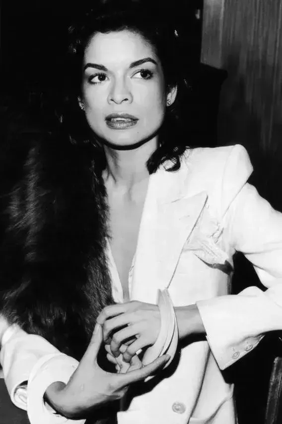 安卡·贾格尔(Bianca Jagger)着白色吸烟装