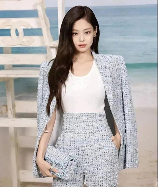 Jennie穿着小香风套装